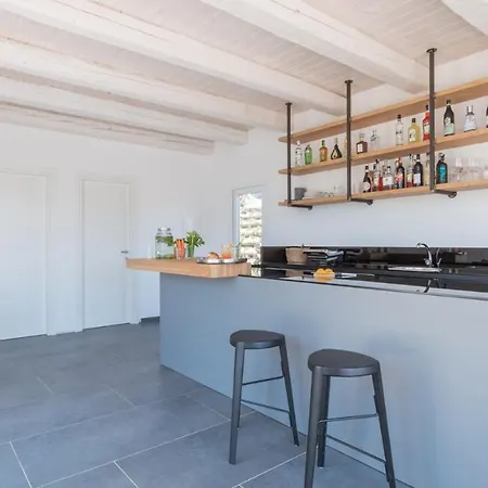 Vila Dimora Montefiore 11, Emma